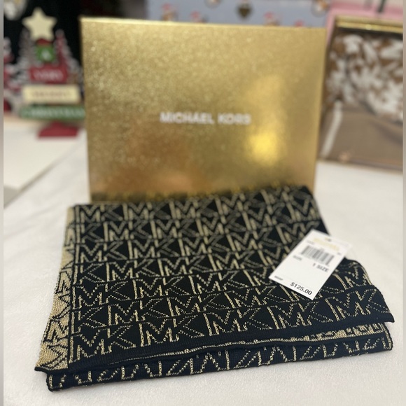 ‼️SOLD OUT‼️MK Scarf - Picture 4 of 5